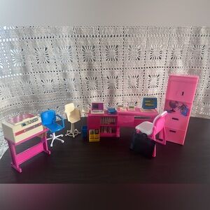 1986 Barbie Vintage Travel Agent Office Playset – Desk, Chairs, Accessories